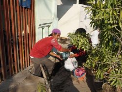 Siap Menyambut HUT RI Ke-79: Mahasiswa KKN-T Kelompok 5 UPN “VETERAN” Jawa Timur Melakukan Kerja Bakti dengan Warga Kelurahan Gebang Putih
