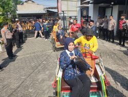 Barongsai iringi Bunda Ita Mbak Zuli Naik Becak Daftar CAKADA Ke KPU