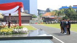 Polda Jatim Serahkan Walpri untuk Pengamanan Melekat Cagub-Cawagub dalam Pilkada Jatim 2024