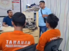 Warga dan Polisi Tangkap Pencuri Sembunyi di Comberan
