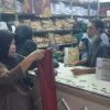 Jelang Tahun Ajaran Baru, Toko Seragam Sekolah di Surabaya Dipadati Pembeli