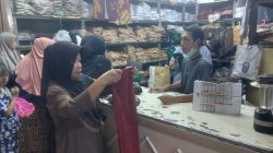 Jelang Tahun Ajaran Baru, Toko Seragam Sekolah di Surabaya Dipadati Pembeli