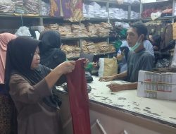 Jelang Tahun Ajaran Baru, Toko Seragam Sekolah di Surabaya Dipadati Pembeli